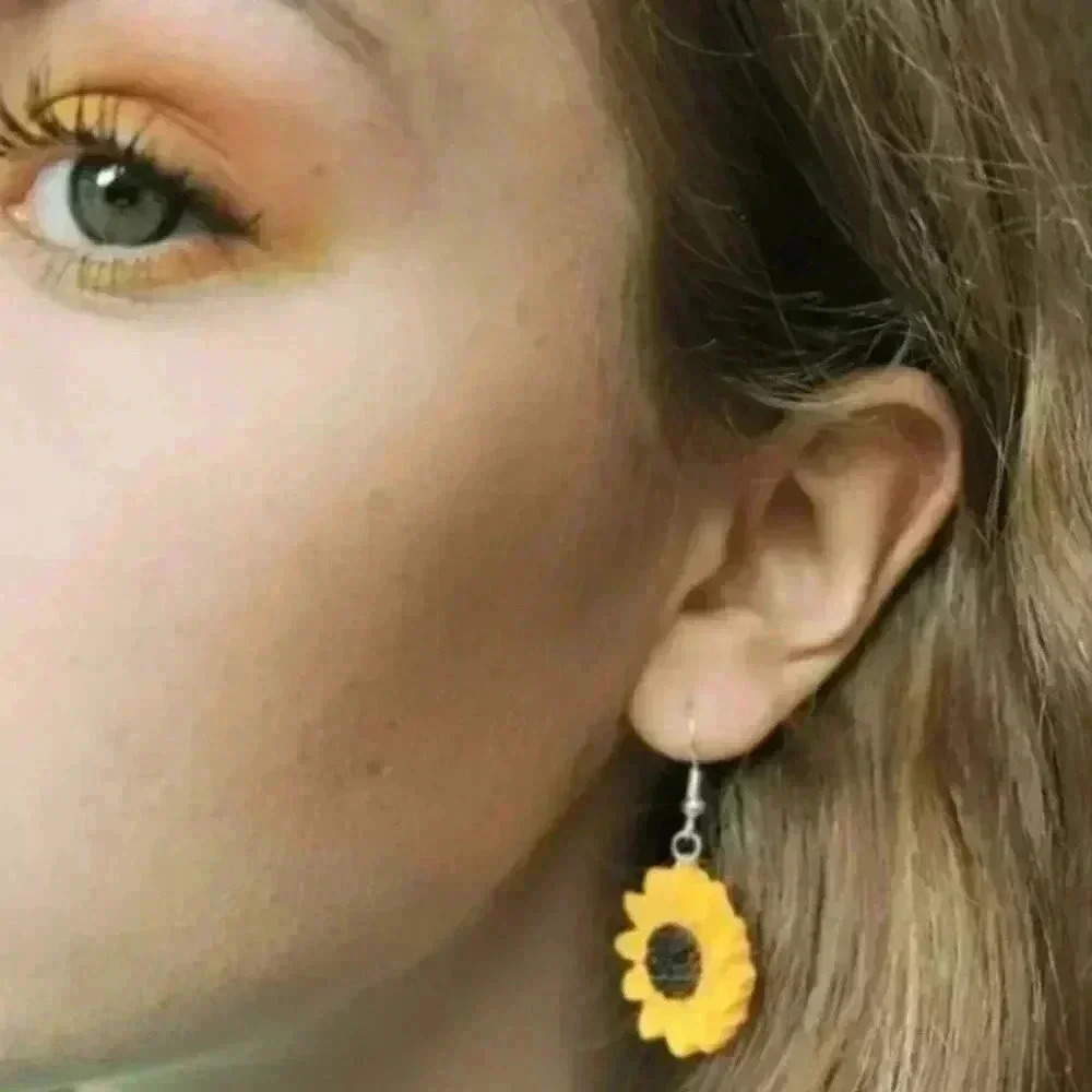 Sunflower Earring - Picture 2 of 3